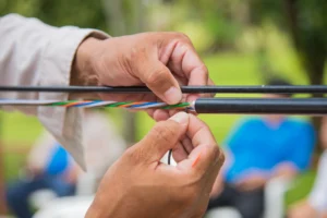 Gros plan sur une installation manuelle de fibre optique – déploiement 2025