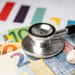 Image représentant la hausse des coup mutuelle santé avec des billets et un stéthoscope