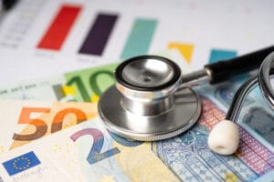 Image représentant la hausse des coup mutuelle santé avec des billets et un stéthoscope