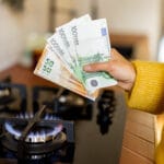 Image de billet devant une gazinière illustrant les tarifs du gaz