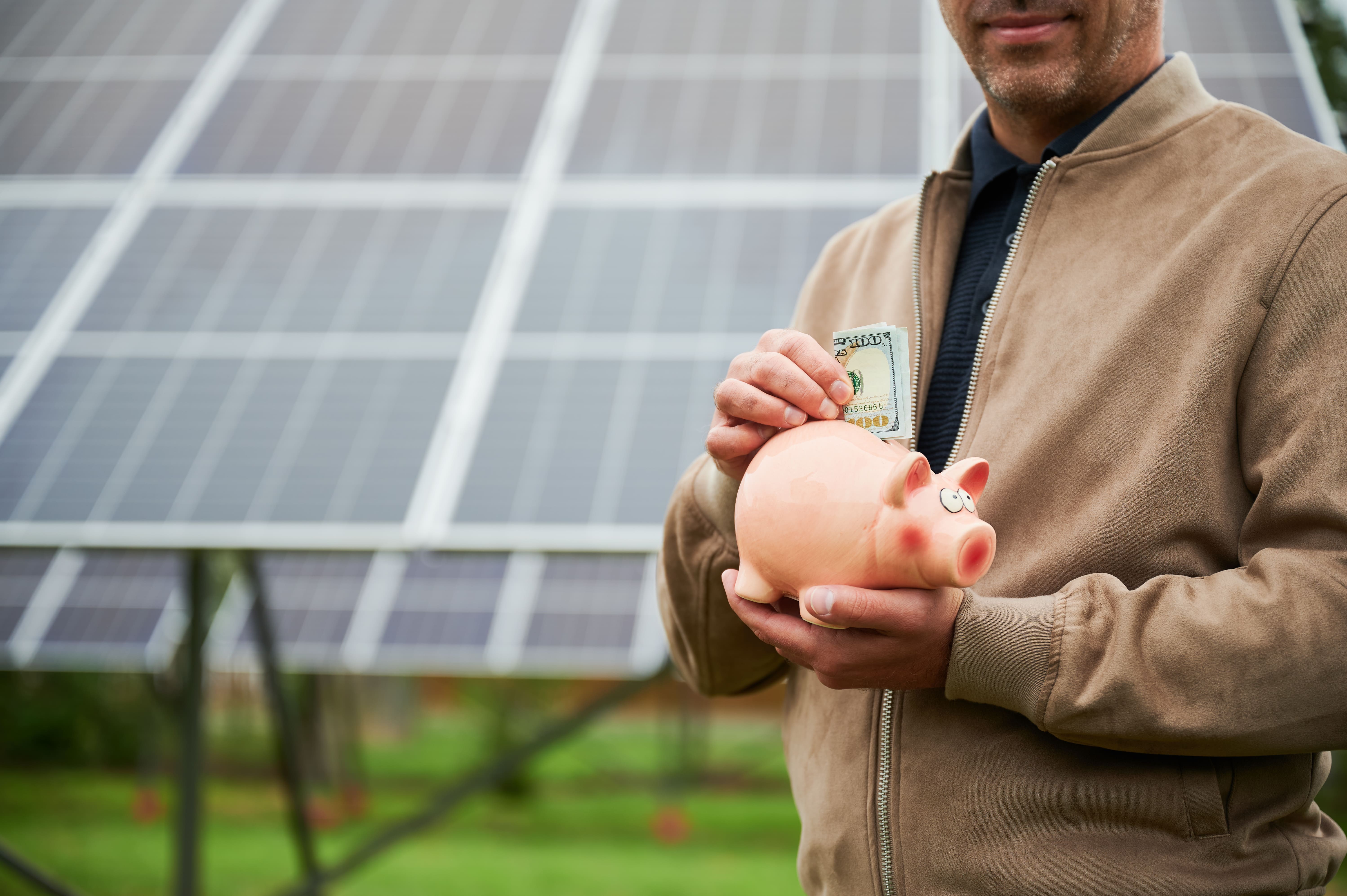 Image d'une personne recevant les aides de l'état suite à l'installation de panneaux solaires