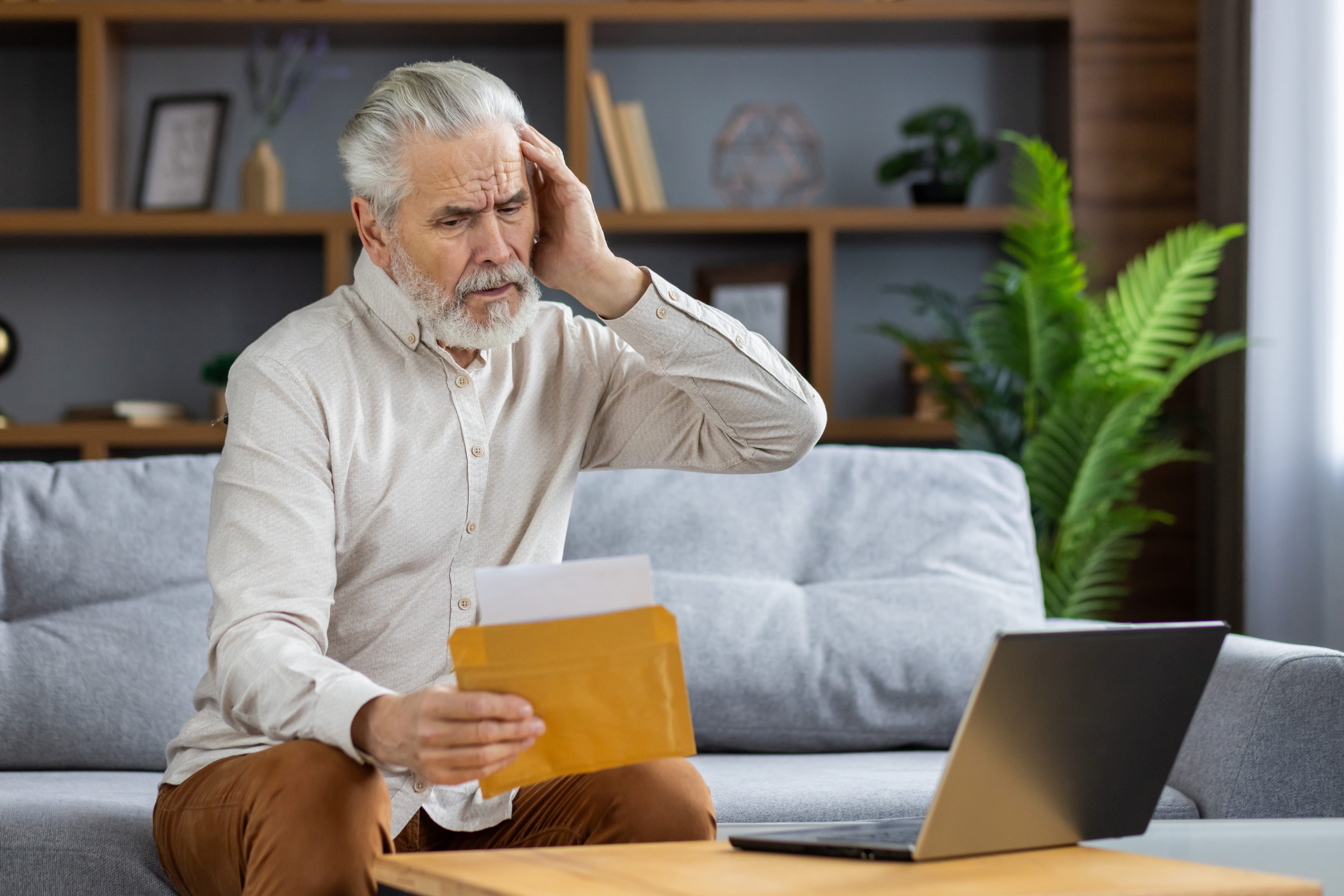 Homme étant agacé lors de sa souscription d'assurance obsèques