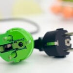 Photo de deux prises électriques dont une représentant l'électricité verte
