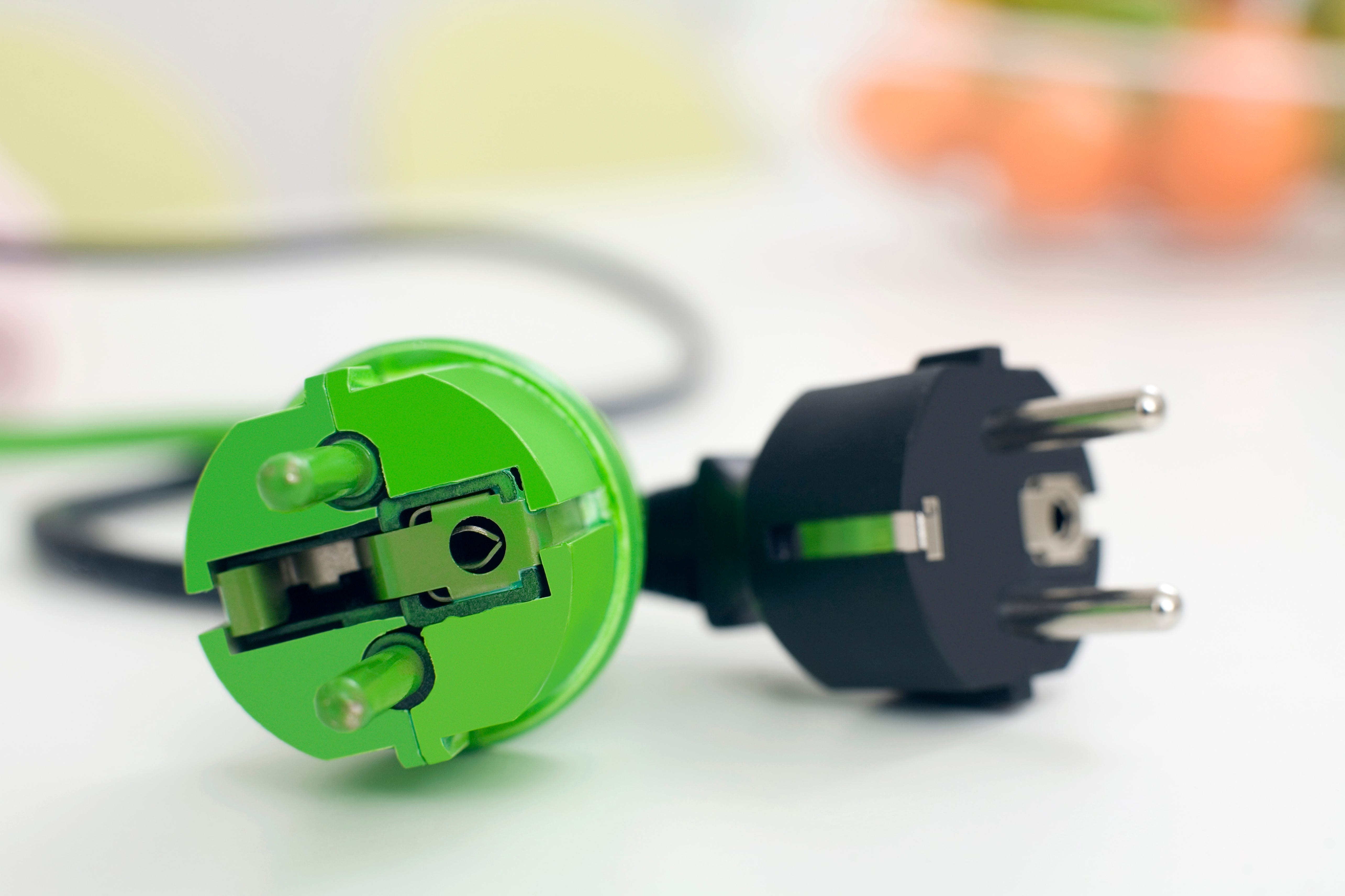 Photo de deux prises électriques dont une représentant l'électricité verte