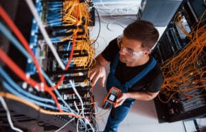 Technicien entrain d'installer le réseau fibre optique à un foyer