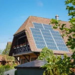 maison en Normandie avec des panneaux solaires sur un toit à 40/45°