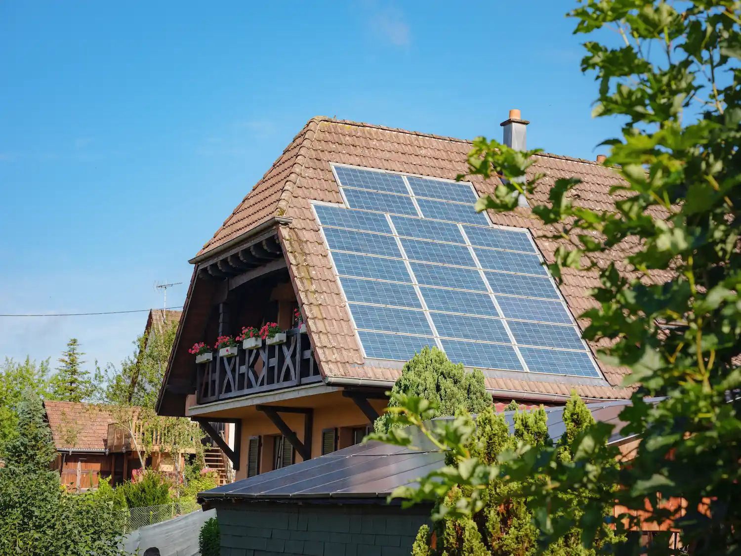 maison en Normandie avec des panneaux solaires sur un toit à 40/45°