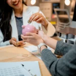 réunion pour signer une assurance emprunteur afin d'économiser de l'argent