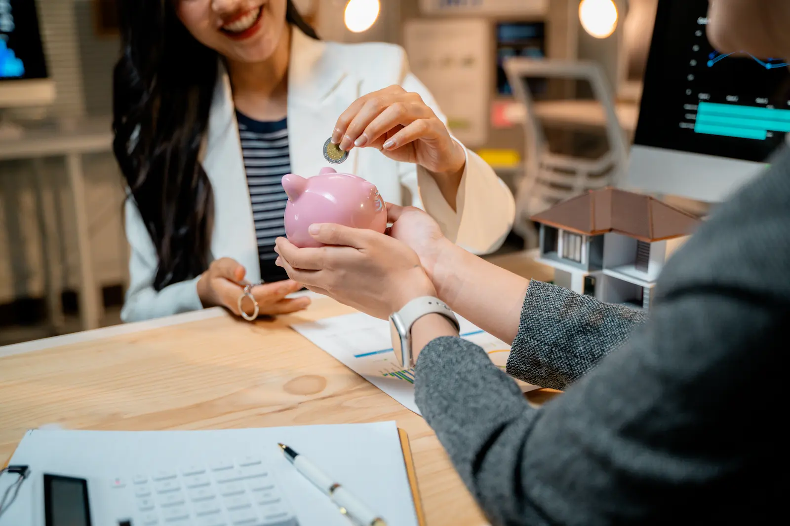 réunion pour signer une assurance emprunteur afin d'économiser de l'argent