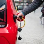un-homme-qui-recharge-sa-voiture-electrique-en-heures-creuses