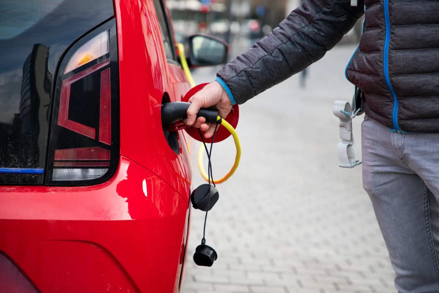 un-homme-qui-recharge-sa-voiture-electrique-en-heures-creuses