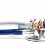 personnes miniatures ayant la CSS sur un stéthoscope