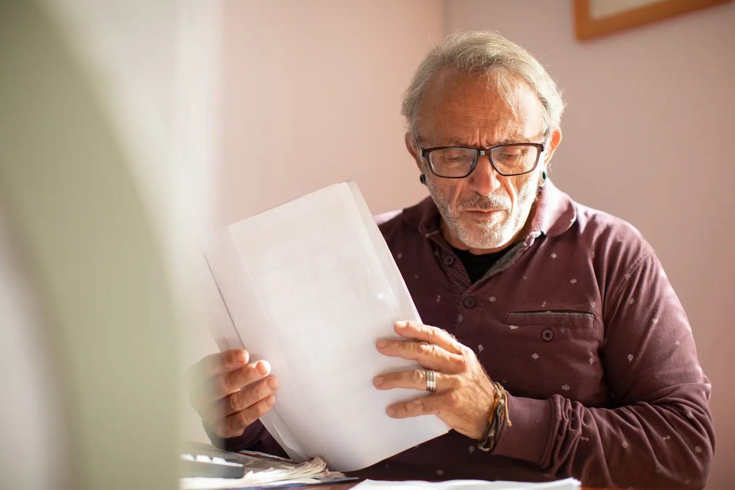homme regardant les conditions de son contrat d'assurance obsèques