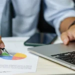 une personne qui évalue la meilleure quotité d'assurance pour son foyer