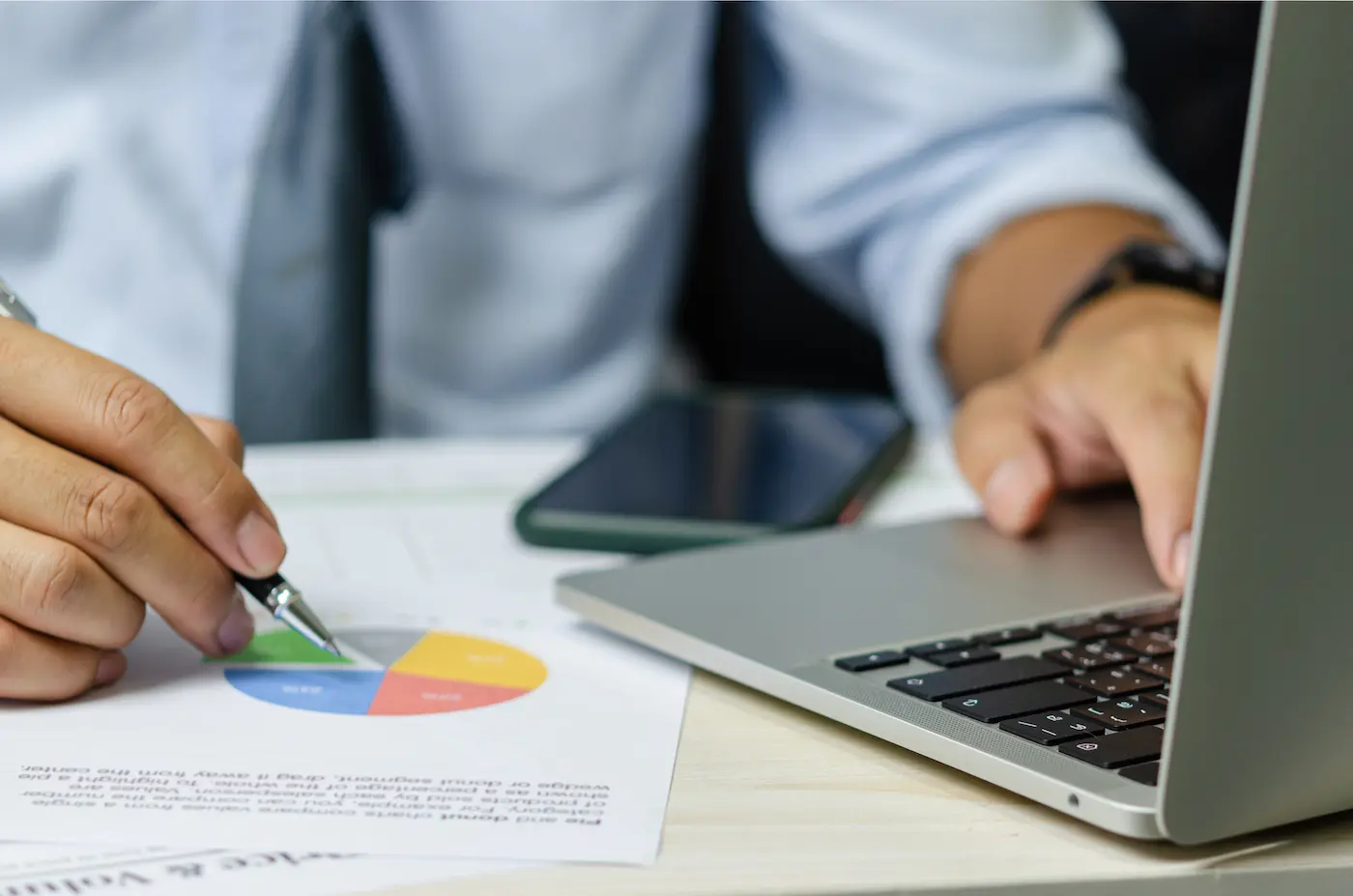 une personne qui évalue la meilleure quotité d'assurance pour son foyer