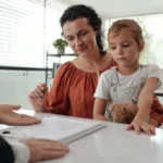 une mère et sa fille signant un contrat de mutuelle santé famille