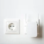 branchement d'un répéteur wifi mural blanc sans fil dans une maison