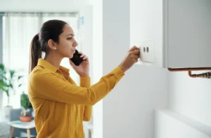 femme appelant un chauffagiste pour changer de chaudière