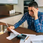 homme regardant son contrat d'elelctricite choix 6kva 9kva