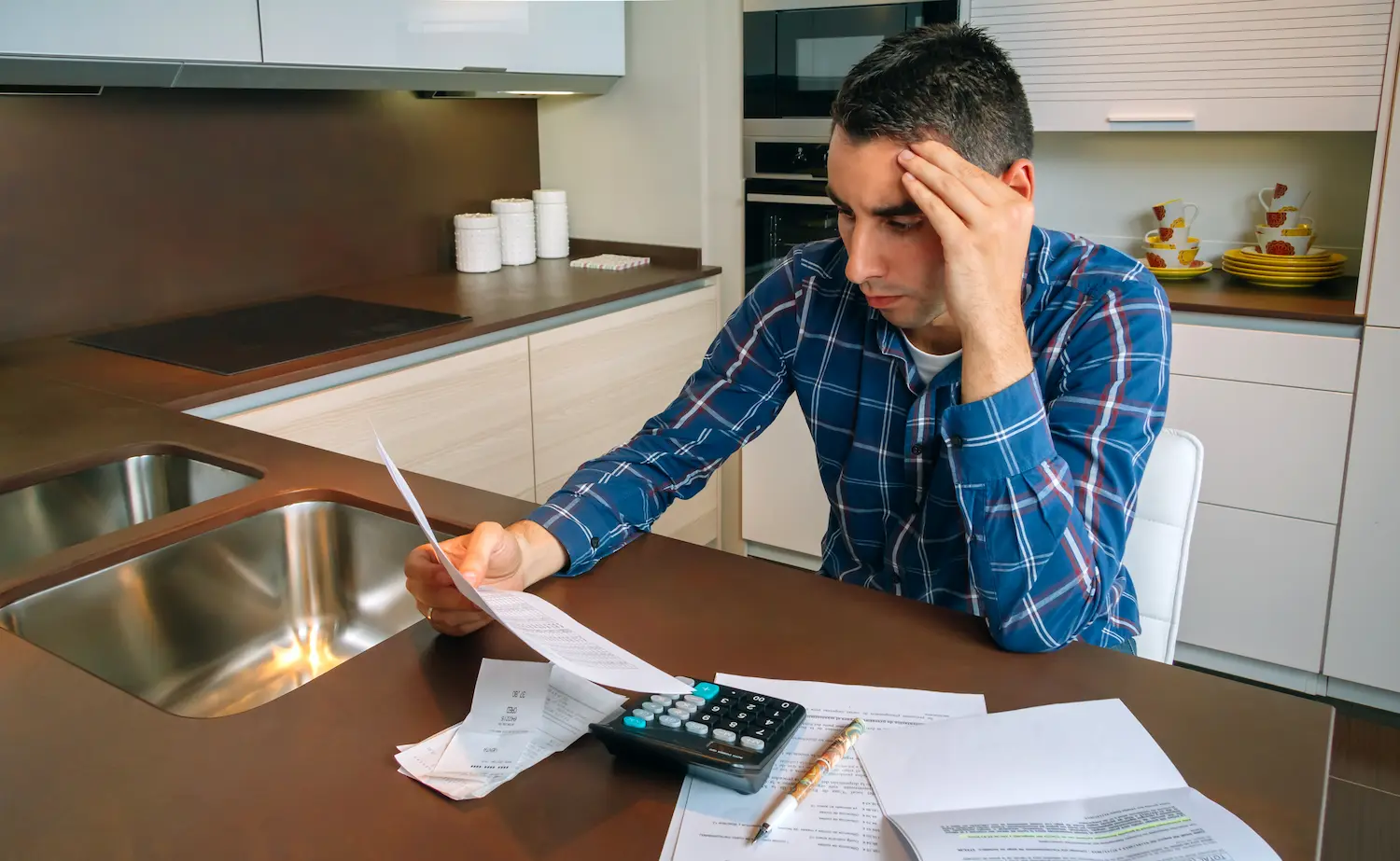 homme regardant son contrat d'elelctricite choix 6kva 9kva