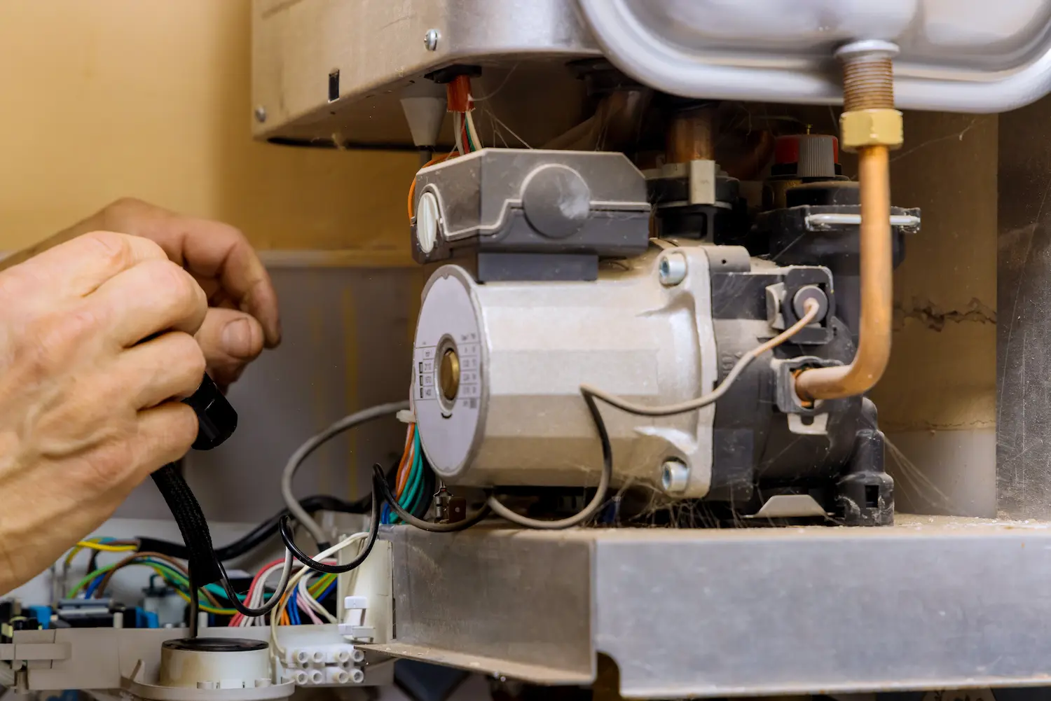 technicien d'un fournisseur qui exécute le contrôle annuel de la chaudière à gaz