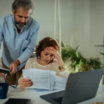 une femme et son mari en train de repasser sur leur contract option fixe (gaz) pour savoir si le prix ne va pas exploser