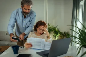 une femme et son mari en train de repasser sur leur contract option fixe (gaz) pour savoir si le prix ne va pas exploser