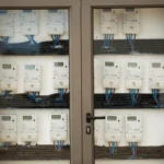 placard de compteurs électrique individuels dans un immeuble pour la mise en service
