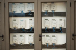 placard de compteurs électrique individuels dans un immeuble pour la mise en service
