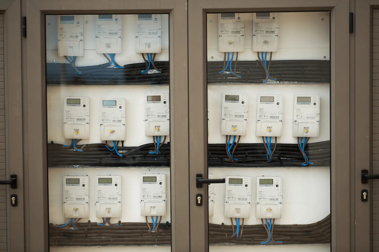 placard de compteurs électrique individuels dans un immeuble pour la mise en service