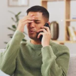 homme stressé appelant le service client ENEDIS dû à une panne de son compteur linky