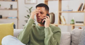 homme stressé appelant le service client ENEDIS dû à une panne de son compteur linky