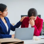 une manageuse qui console son employée dû à un décès d'un membre de sa famille