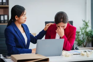 une manageuse qui console son employée dû à un décès d'un membre de sa famille