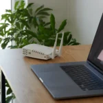 Wifi intelligent rendant la connexion plus optimisée sur l'ordinateur à son côté