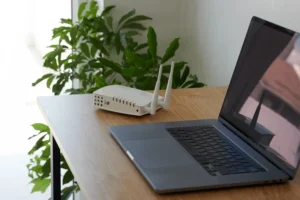 Wifi intelligent rendant la connexion plus optimisée sur l'ordinateur à son côté