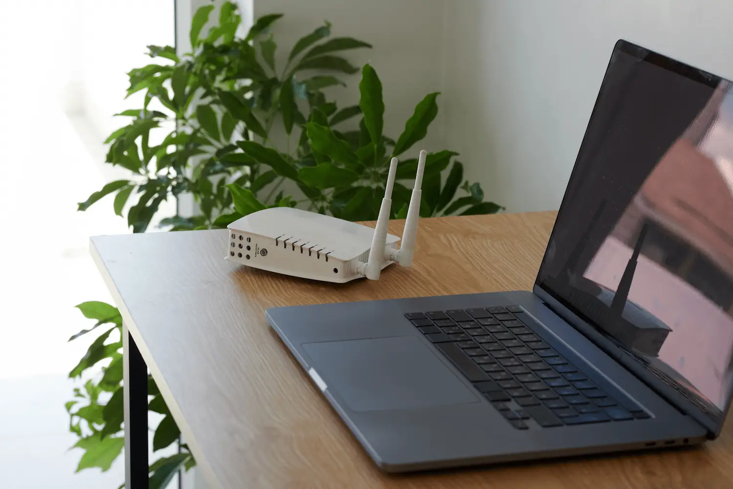 Wifi intelligent rendant la connexion plus optimisée sur l'ordinateur à son côté